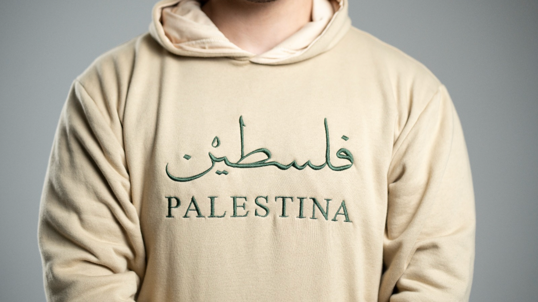 Moletom Canguru Bordado Escrito Palestina com Caligrafia Árabe e Detalhe no Braço - Loja Al Baraka