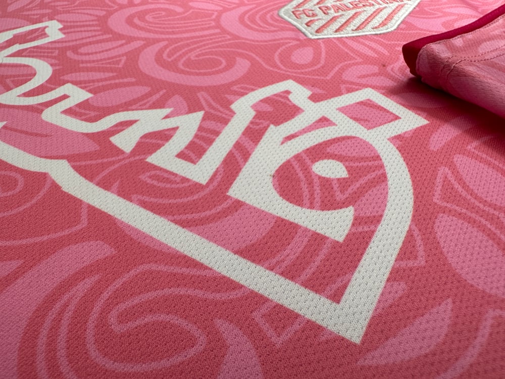 Camiseta Collab FC Palestina X Farrah Azam (Rosa) - Loja Al Baraka