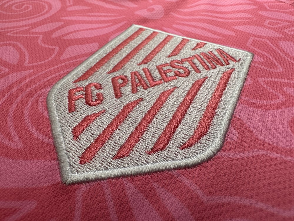 Camiseta Collab FC Palestina X Farrah Azam (Rosa) - Loja Al Baraka
