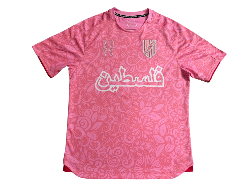 Camiseta Collab FC Palestina X Farrah Azam (Rosa) - Loja Al Baraka
