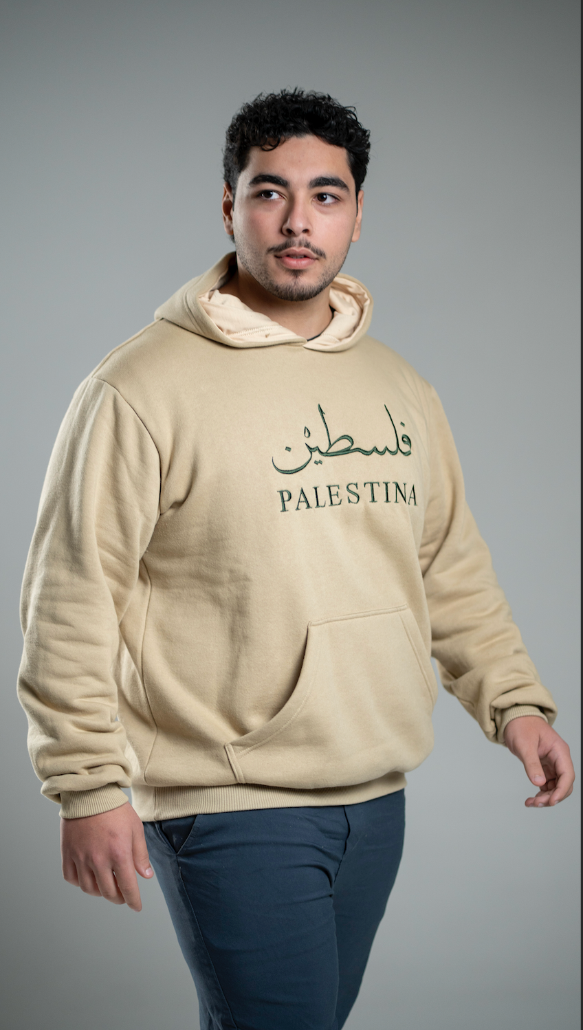 Moletom Canguru Bordado Escrito Palestina com Caligrafia Árabe e Detalhe no Braço - Loja Al Baraka